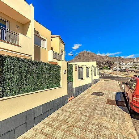Апартаменти Luxury Townhouse Oasis Fanabe *